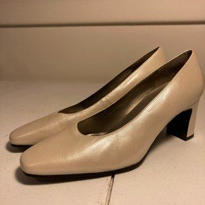 Classy White Leather Bandolino Pumps - Size 7